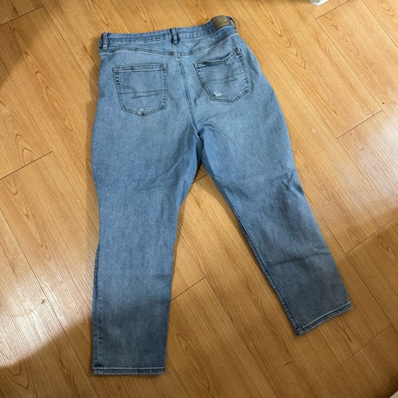 American Eagle Distressed Light/Medium Wash Mom Jeans Size 16 SHORT - Picture 2 of 6